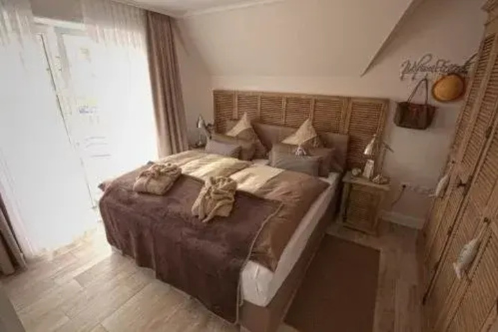 Room 4 of 15