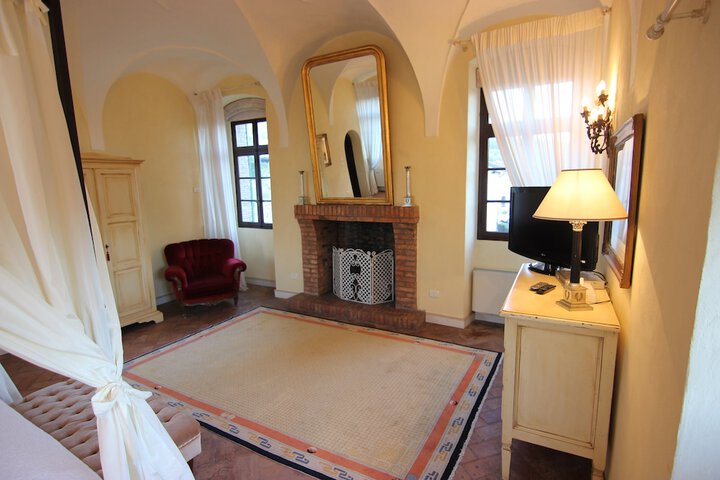 Room 12 of 175