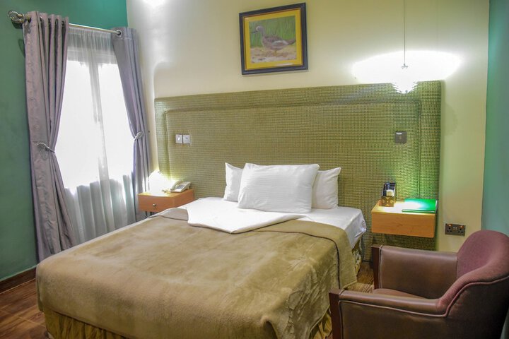 Room 11 of 32