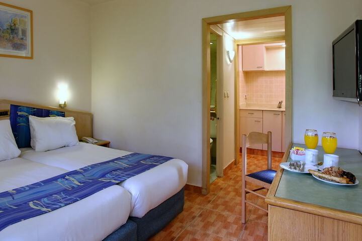 Room 6 of 52