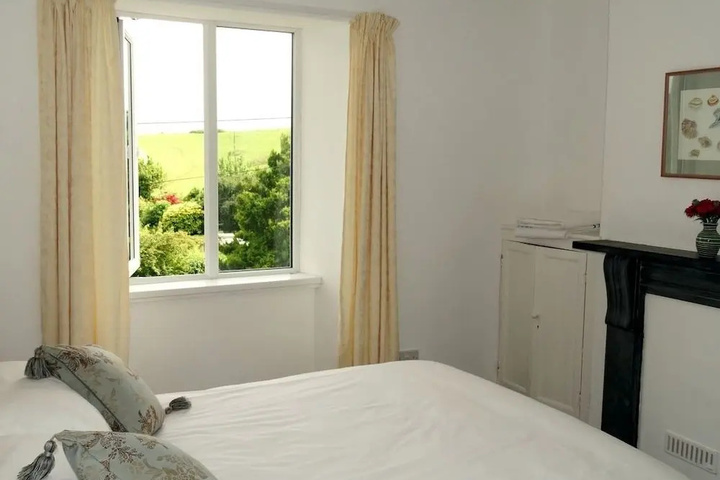 Room 4 of 9