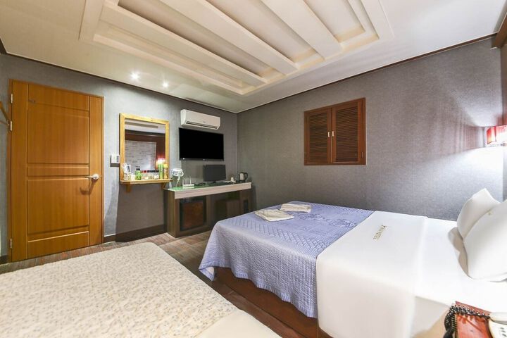 Room 15 of 17