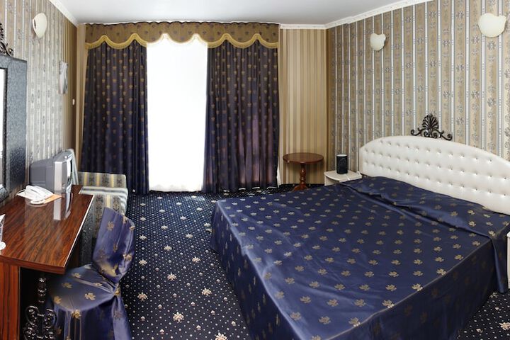Room 2 of 32