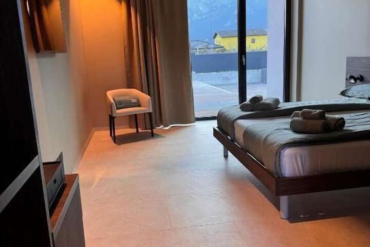 Room 8 of 34