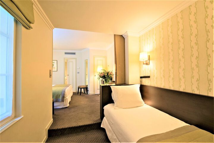 Room 13 of 42