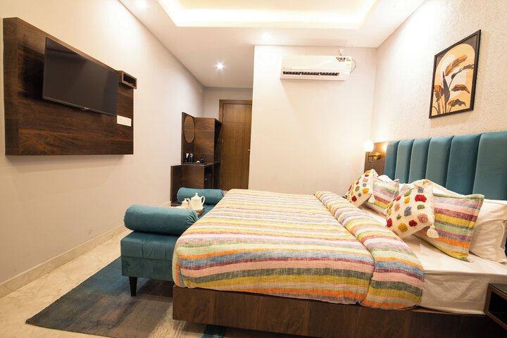 Room 5 of 17