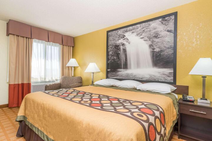 1 King Bed (2 of 14)