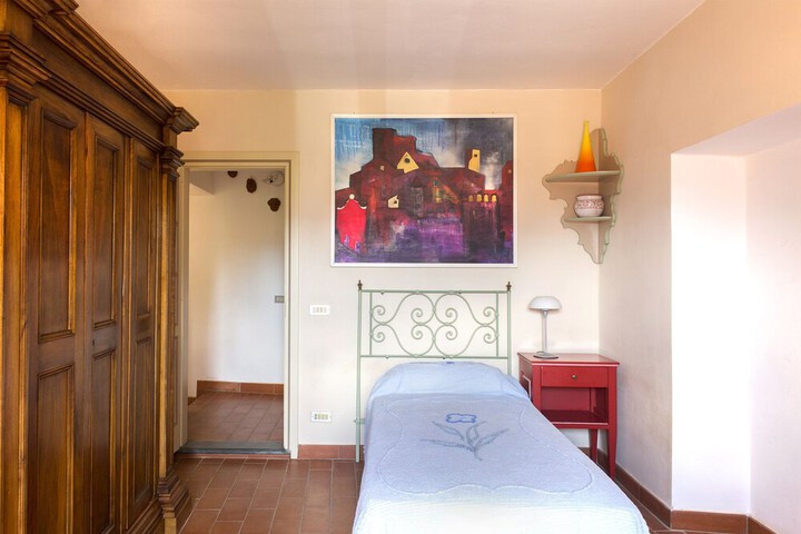 Room 4 of 36