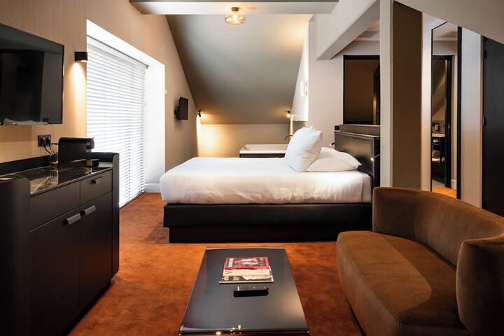 Room 15 of 42