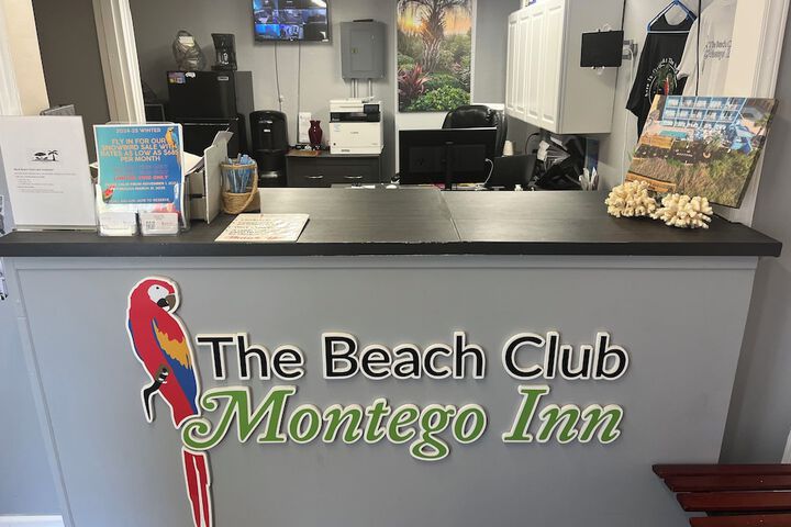 Check-in/check-out kiosk