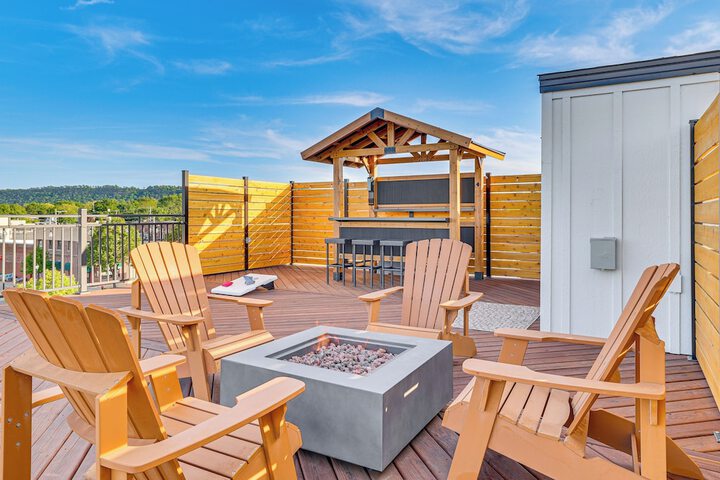 1 Block to Lake City Marina: Condo w / Rooftop Deck