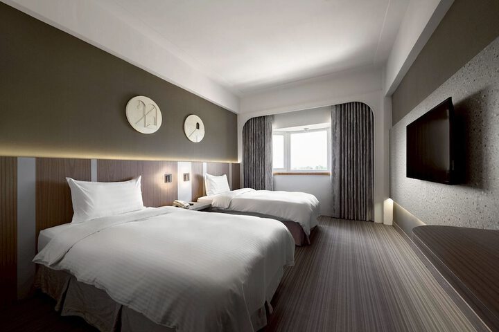 Room 11 of 80