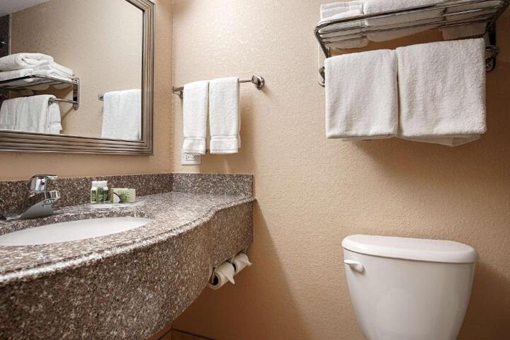 1 King Bed Microwave and Refrigerator WiFi Full Breakfast (3 of 7)