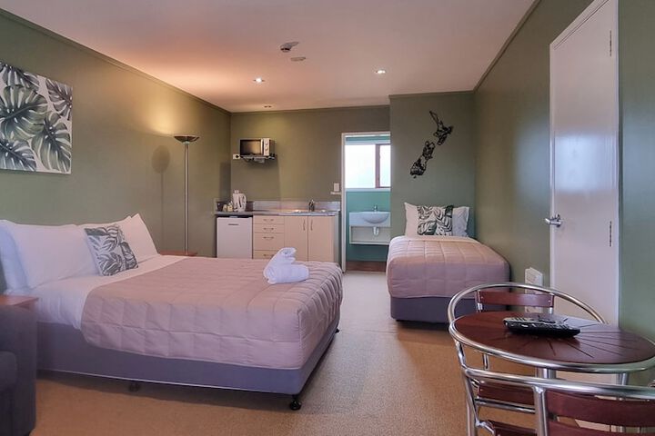 Canoe Safaris Lodge