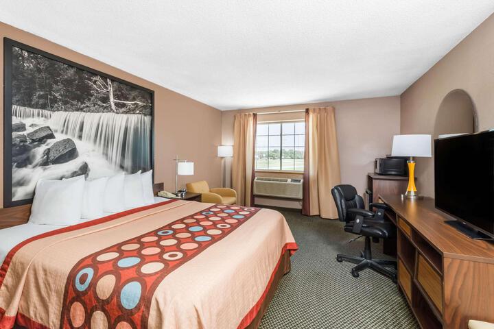 1 King Bed (2 of 17)