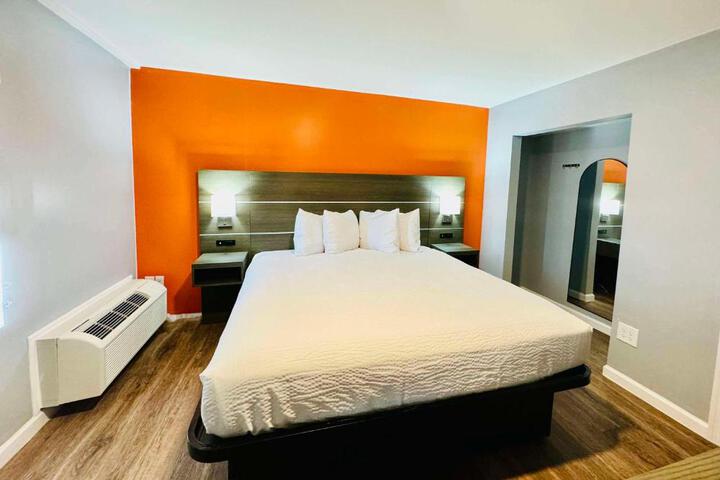 1 King Bed (4 of 7)