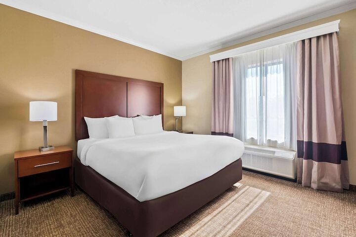 1 King Bed Suite (2 of 13)