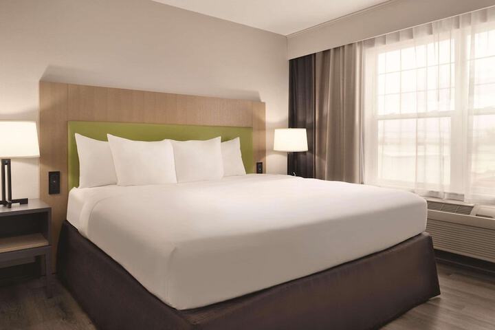 1 King Bed (4 of 25)