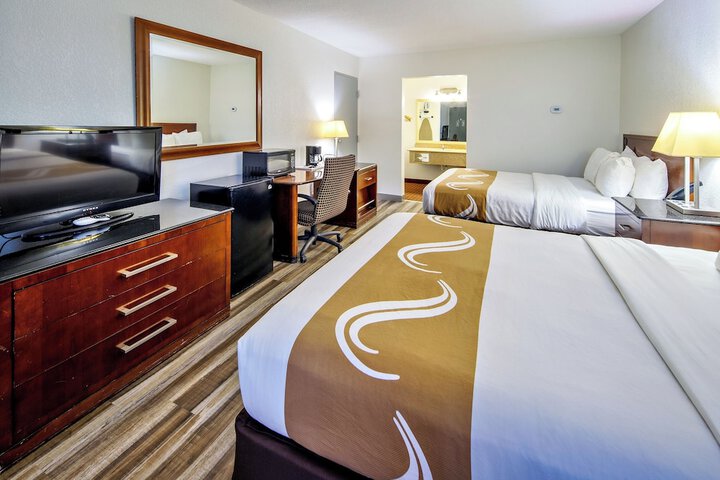 2 Queen Beds (3 of 16)