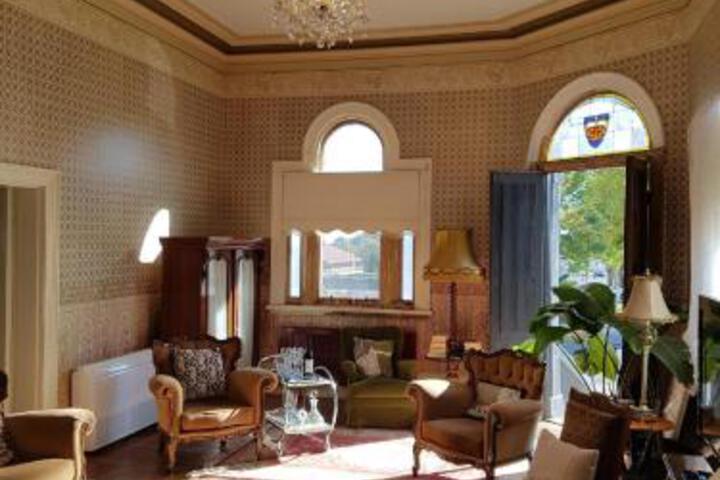 Lounge 6 of 63