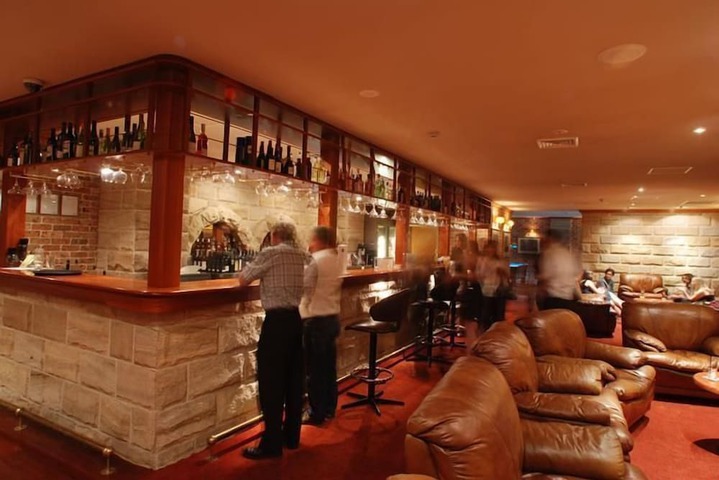 Lounge 32 of 42