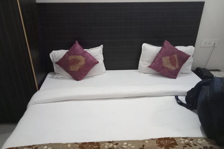 Room 6 of 9