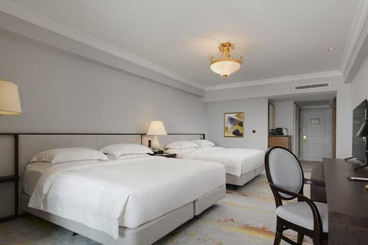 Room 10 of 98