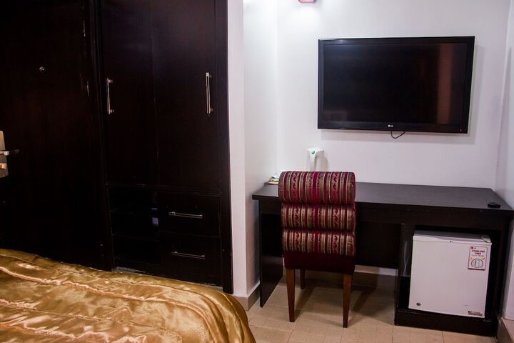 Room 7 of 38