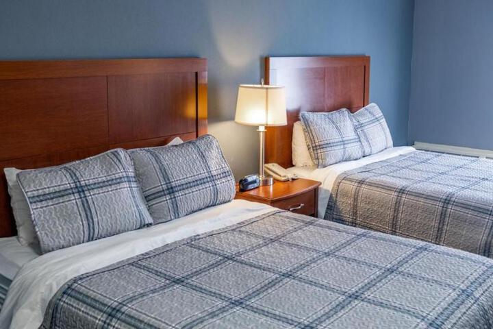 2 Queen Beds First Floor (3 of 7)