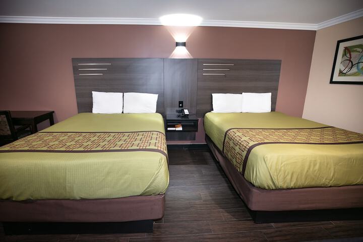 1 Queen Bed (17 of 19)