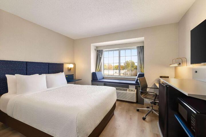 1 Queen Bed Accessible Room (10 of 26)