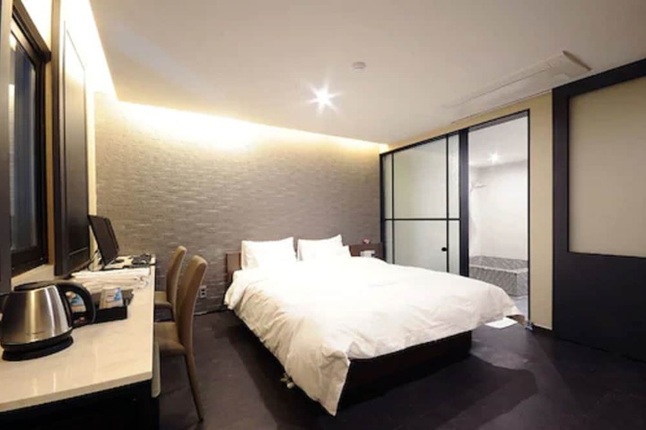 Room 15 of 32