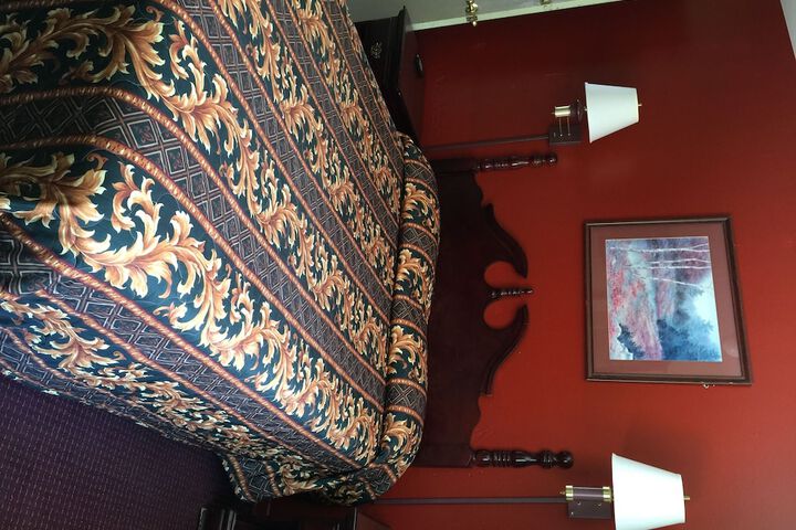 Room 4 of 16