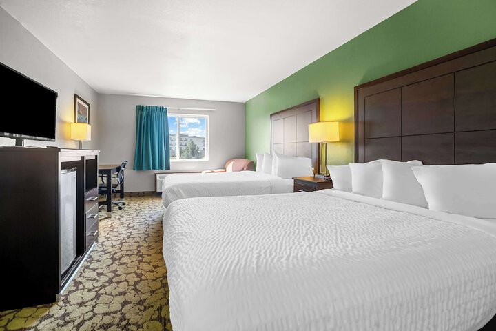 2 Queen Beds Microwave and Refrigerator Flat Screen Television High Speed Internet Accessible Coffee Maker Iron and Ironing Board Full Breakfast (9 of 9)