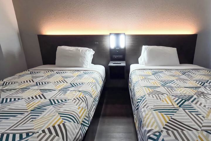 Room 9 of 18