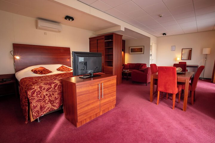 Room 6 of 40