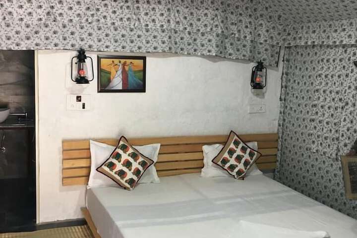 Room 4 of 12