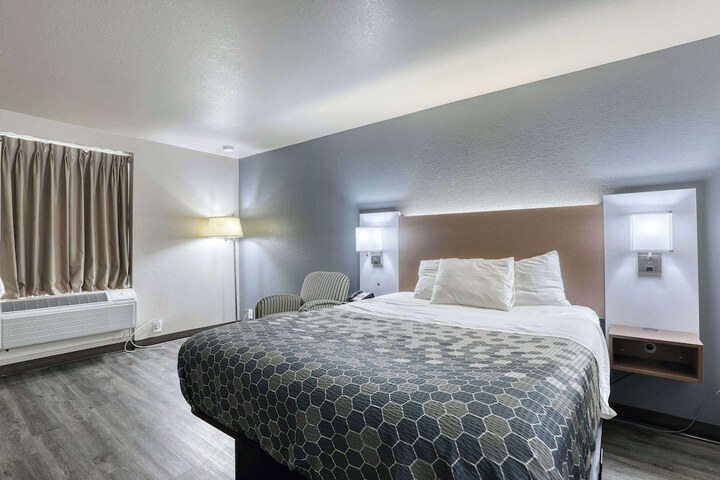 1 Queen Bed (1 of 29)