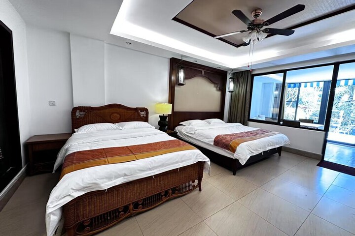 Room 32 of 178