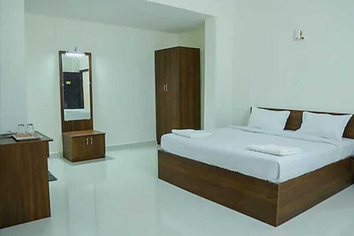 Room 10 of 25