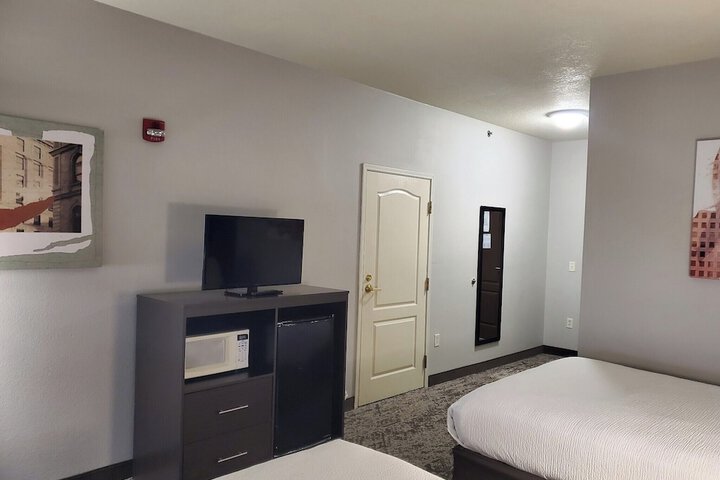 2 Queen Beds Microwave and Refrigerator Work Desk WiFi Full Breakfast (15 of 25)