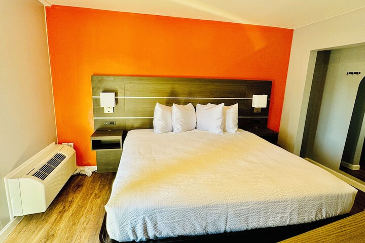 1 King Bed (2 of 7)
