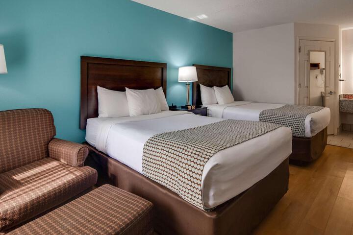 2 Double Beds Flat Screen Television Desk WiFi, Microwave and Refrigerator, Coffee Maker (5 of 9)
