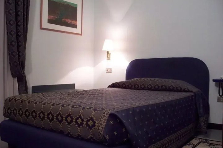 Room 2 of 10