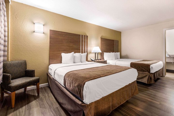 2 Queen Beds (12 of 49)