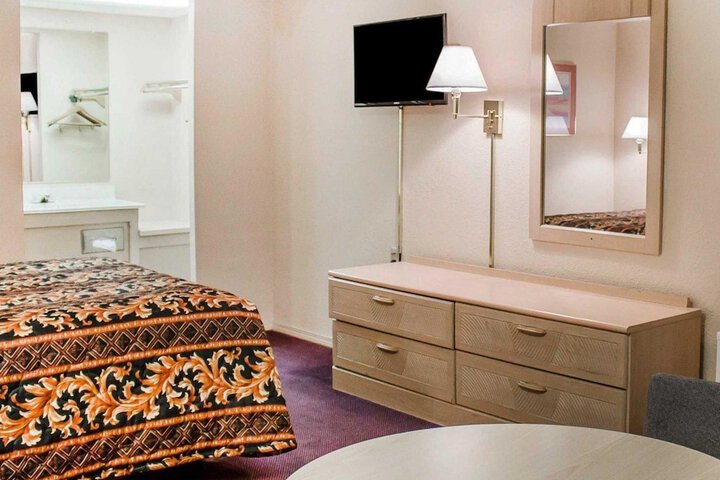 1 Queen Bed (9 of 13)