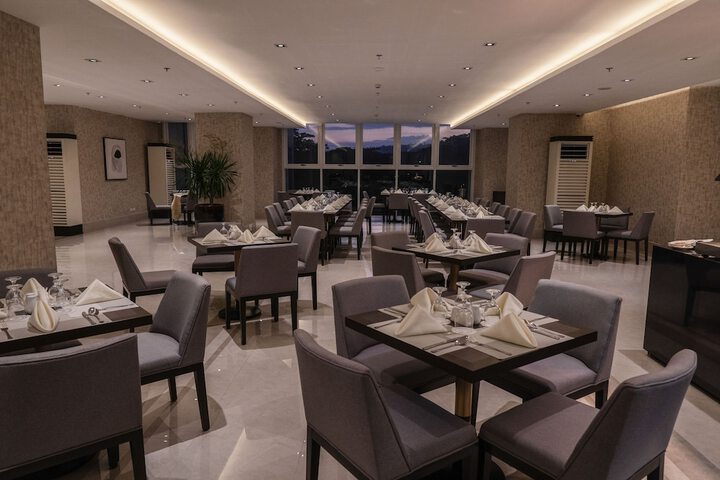 Dining 8 of 12