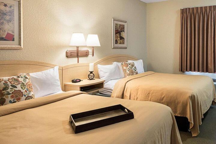1 Queen Bed (8 of 15)