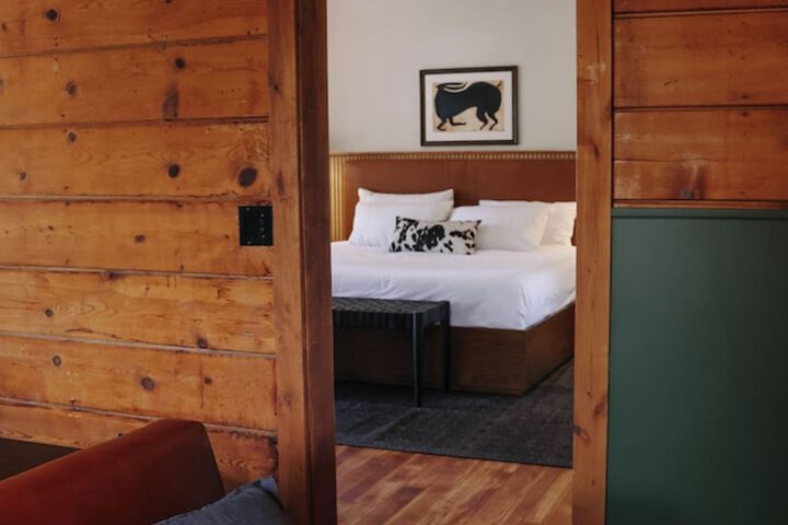 Room 32 of 68