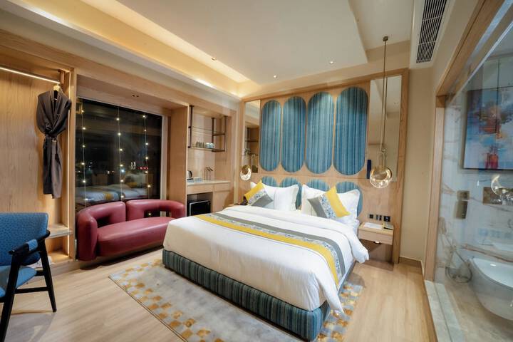 Room 4 of 8
